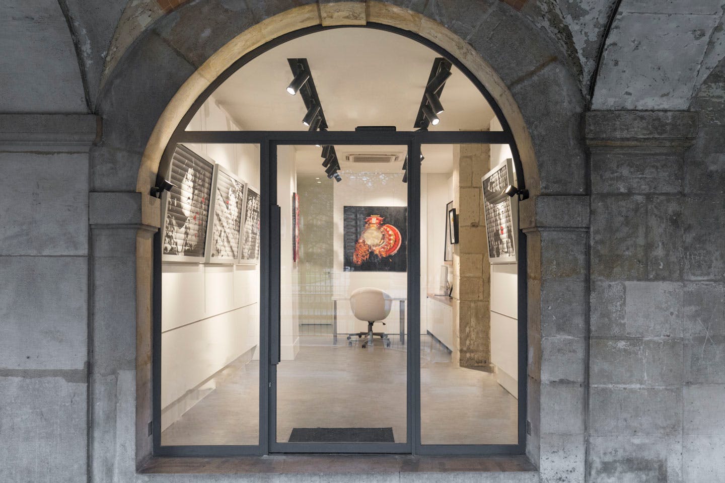 Place Des Vosges Pop-Up Gallery in Paris Marais