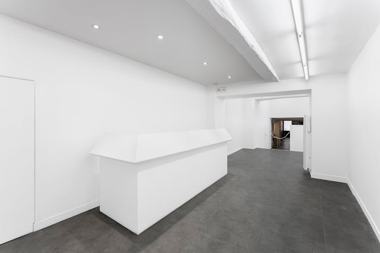 Stylish Le Marais Boutique - Image 4