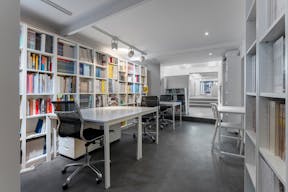 Stylish Le Marais Boutique - Image 8