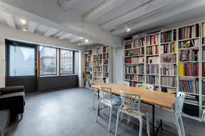 Stylish Le Marais Boutique - Image 9