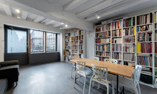 Stylish Le Marais Boutique - Image 9