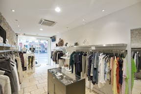 Lovely Place des Vosges Boutique - Image 1