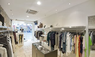 Lovely Place des Vosges Boutique - Image 1