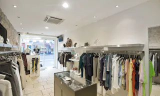 Lovely Place des Vosges Boutique - Image 1