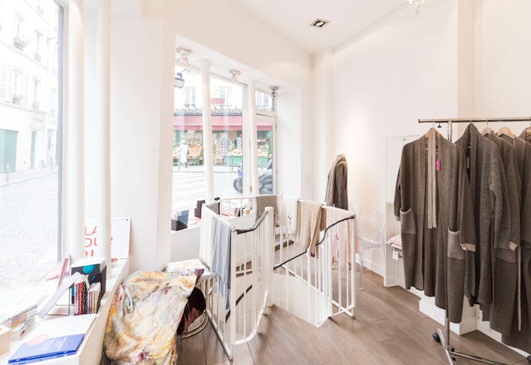 Corner Pop-Up Shop in Montmartre - Image 0