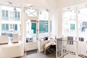 Corner Pop-Up Shop in Montmartre - Image 1