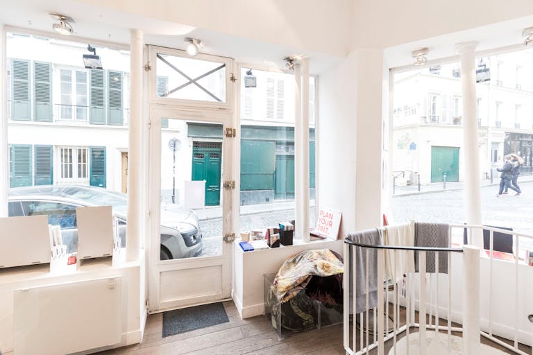 Corner Pop-Up Shop in Montmartre - Image 1