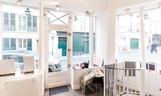 Corner Pop-Up Shop in Montmartre - Image 1