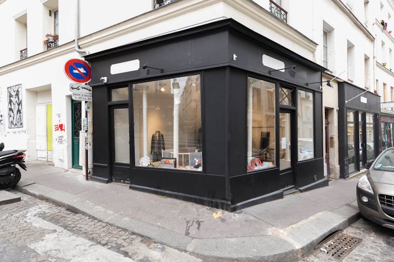 Corner Pop-Up Shop in Montmartre - Image 2