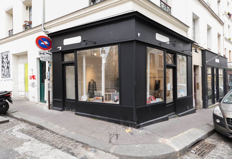Corner Pop-Up Shop in Montmartre - Image 2