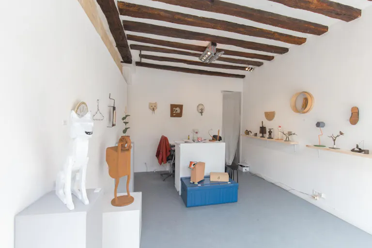Rustic Boutique in Bustling Le Marais - Image 2