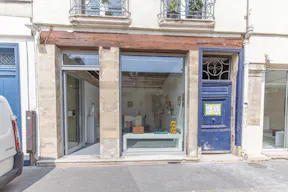Rustic Boutique in Bustling Le Marais - Image 3