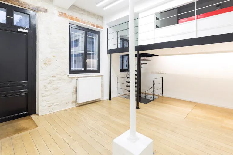 Modern Showroom in Le Marais - Image 2