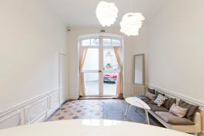 Lovely Champs-Elysées Showroom - Image 0