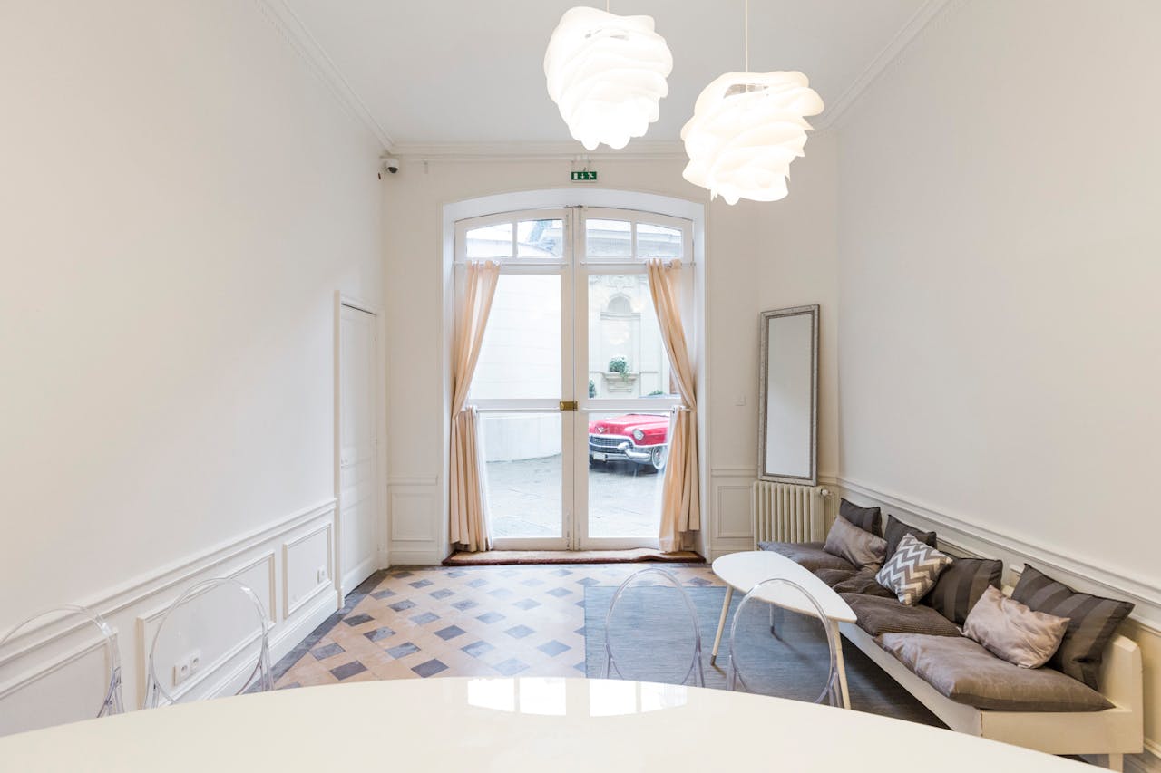 Lovely Champs-Elysées Showroom - Image 0