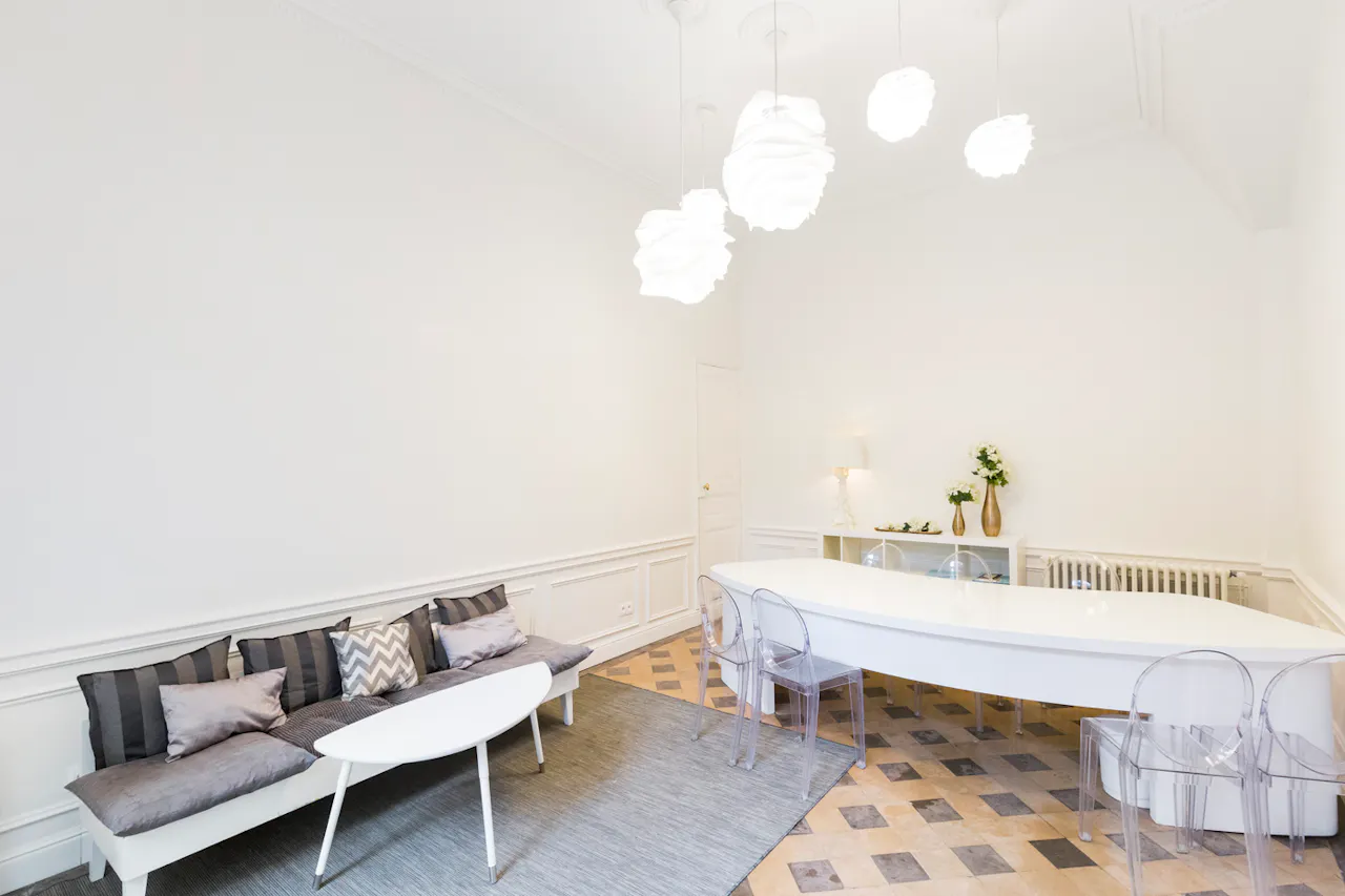 Lovely Champs-Elysées Showroom - Image 1