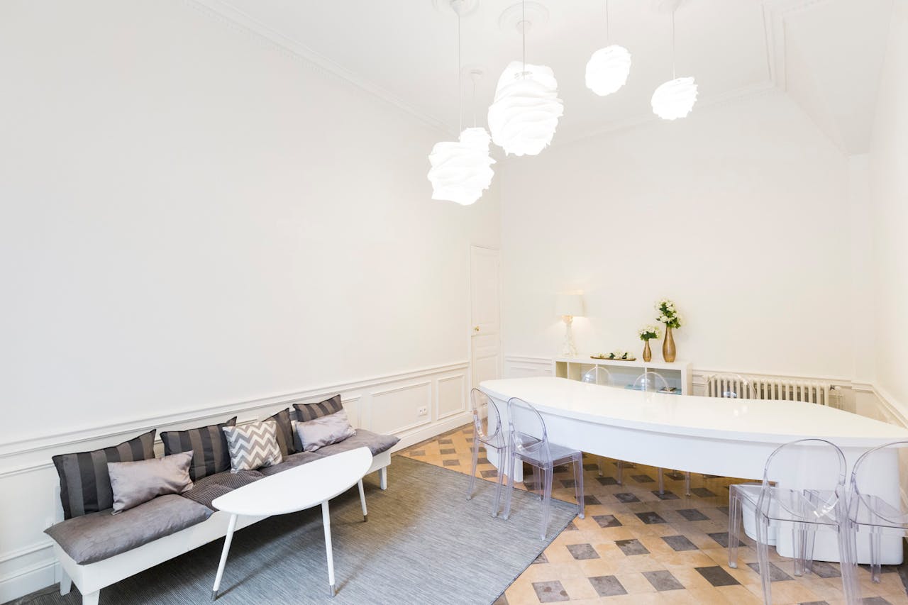 Lovely Champs-Elysées Showroom - Image 1