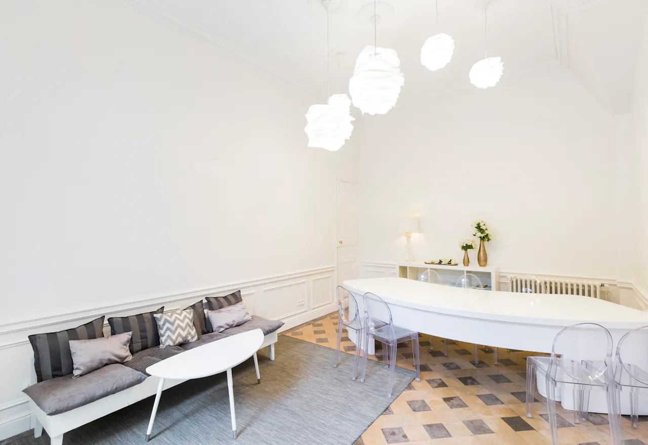 Lovely Champs-Elysées Showroom - Image 1