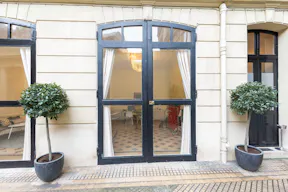 Lovely Champs-Elysées Showroom - Image 2