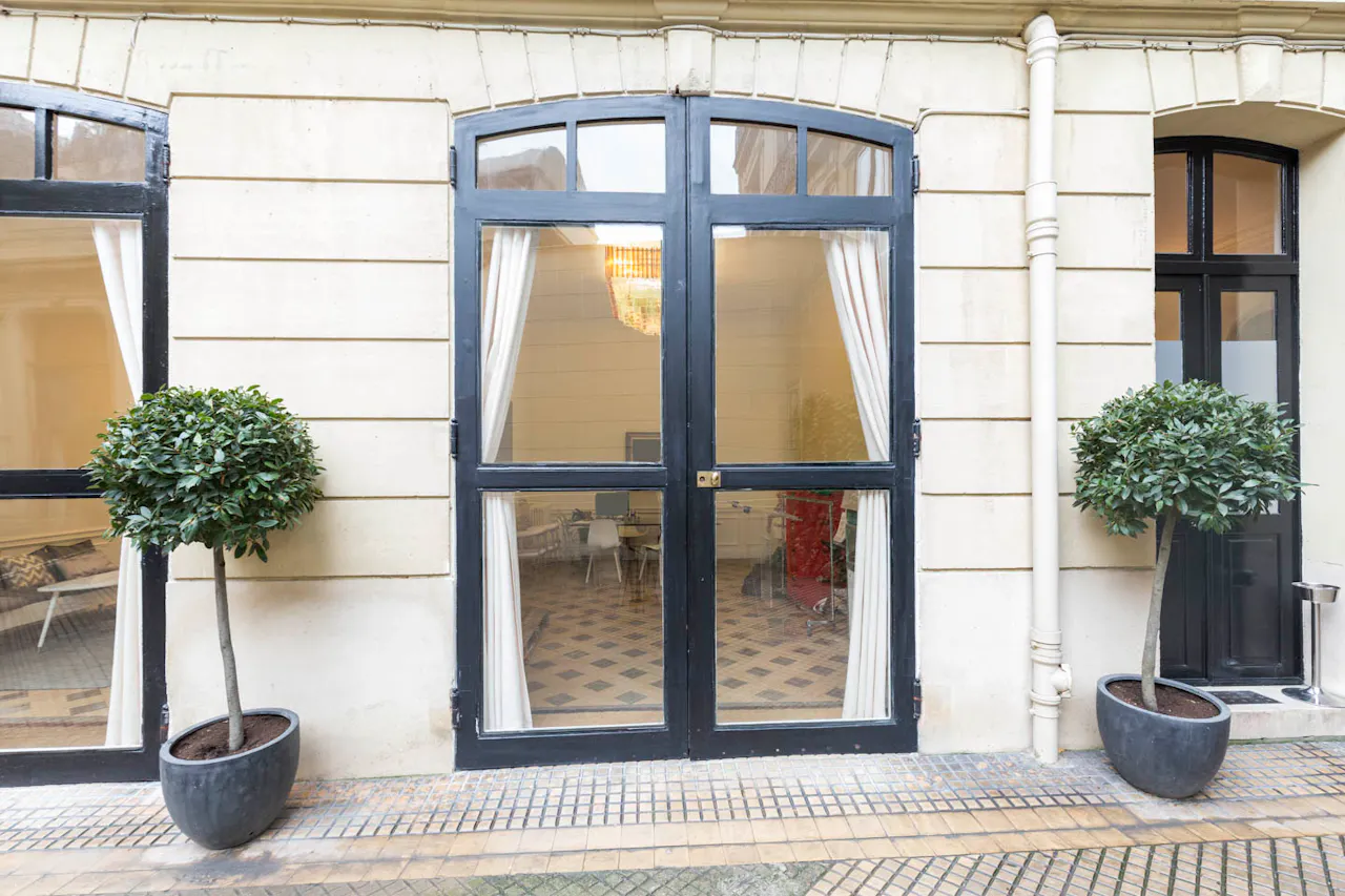 Lovely Champs-Elysées Showroom - Image 2