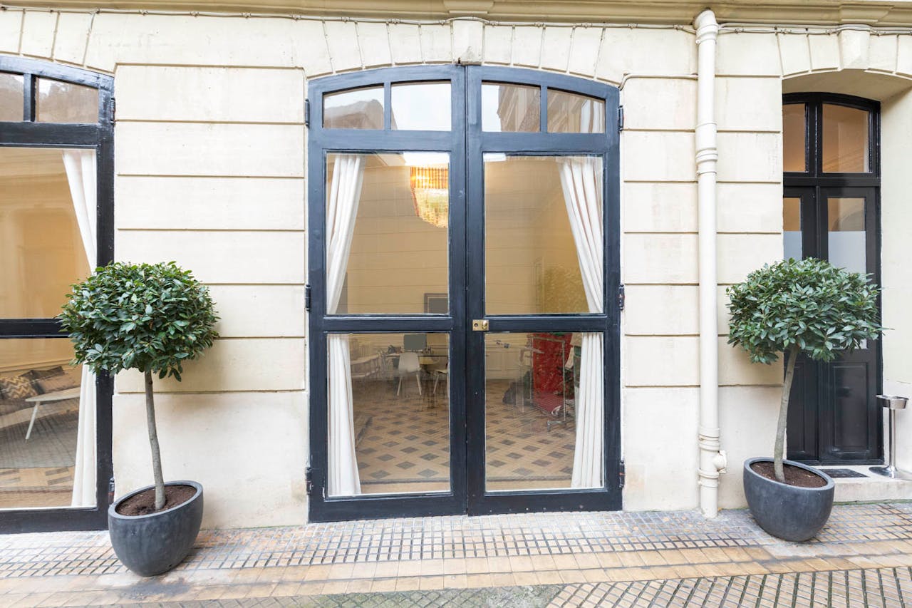 Lovely Champs-Elysées Showroom - Image 2