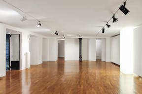 Beautiful Showroom in Broletto - Image 1