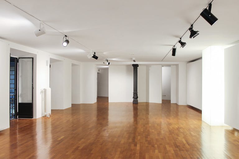 Beautiful Showroom in Broletto - Image 1