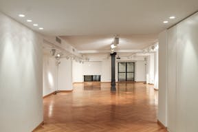 Beautiful Showroom in Broletto - Image 3