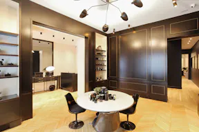 Amazing Saint-Germain Boutique - Image 1