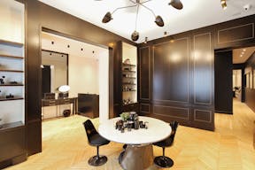 Amazing Saint-Germain Boutique - Image 1