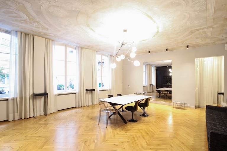 Amazing Saint-Germain Boutique - Image 2