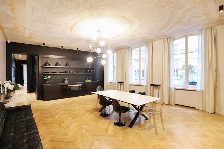Amazing Saint-Germain Boutique - Image 3