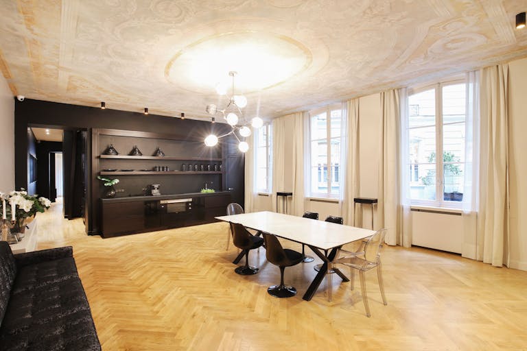 Amazing Saint-Germain Boutique - Image 3