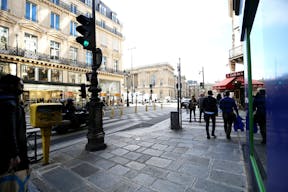 Pop-Up Store for Rent - Louvre Museum - Image 1