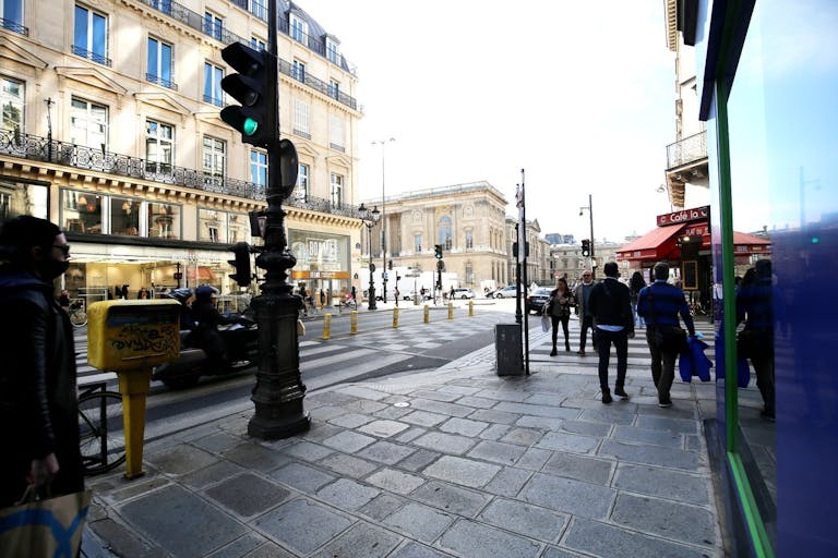 Pop-Up Store for Rent - Louvre Museum - Image 1