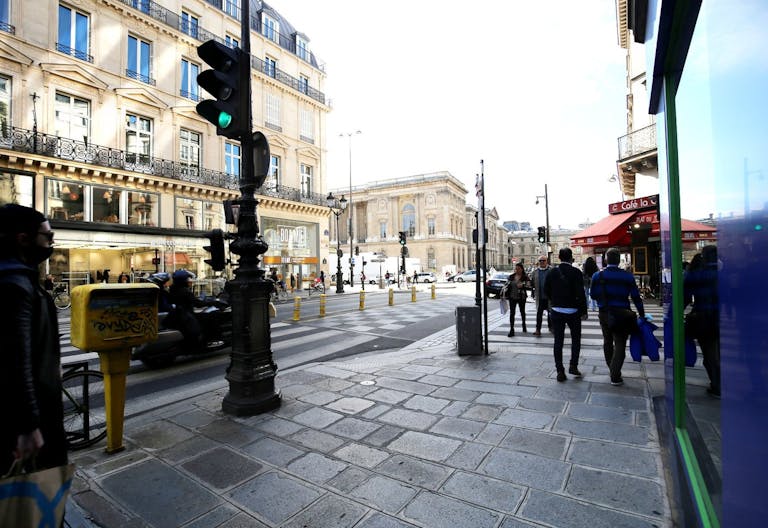 Pop-Up Store for Rent - Louvre Museum - Image 1
