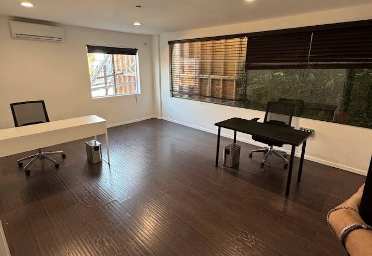 Private Office // Private Parking - Image 4