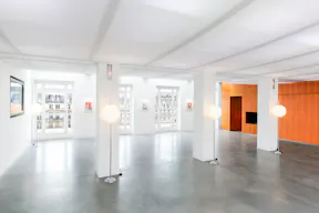 Beautiful Champs-Elysées Showroom - Image 0