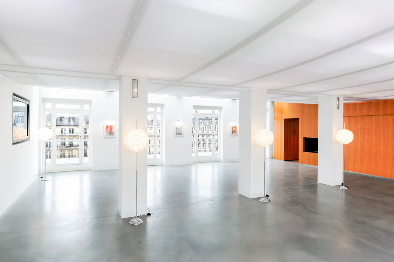 Beautiful Champs-Elysées Showroom - Image 0