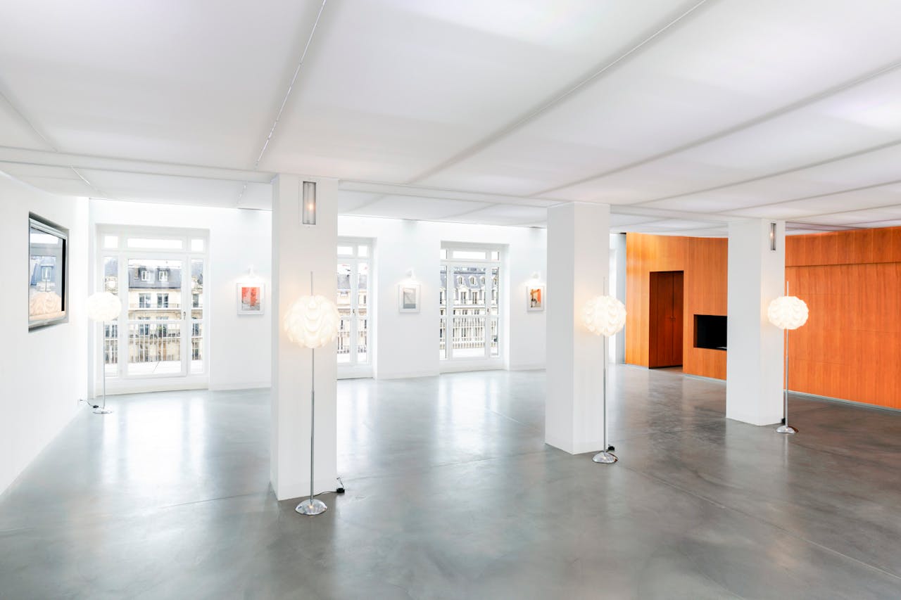 Beautiful Champs-Elysées Showroom - Image 0