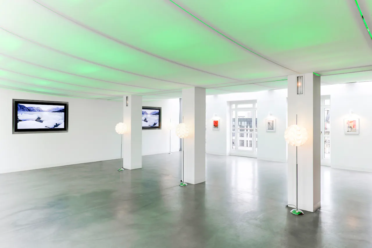 Beautiful Champs-Elysées Showroom - Image 1