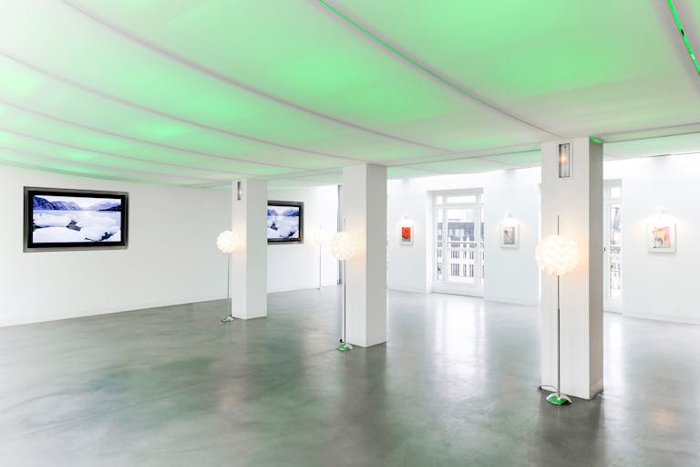 Beautiful Champs-Elysées Showroom - Image 1