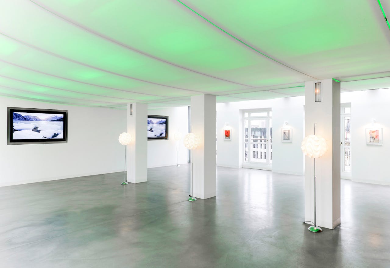 Beautiful Champs-Elysées Showroom - Image 1