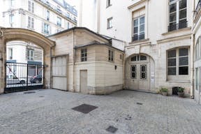 Haut Marais Fashion Showroom - Image 2