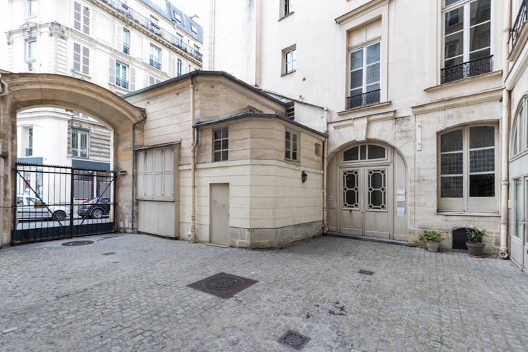 Haut Marais Fashion Showroom - Image 2