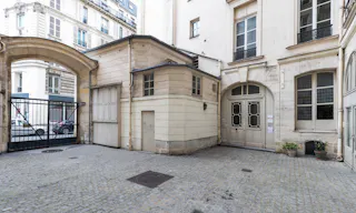 Haut Marais Fashion Showroom - Image 2