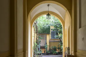 Charming Downtown Milan Showroom - Image 3