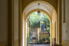 Charming Downtown Milan Showroom - Image 3