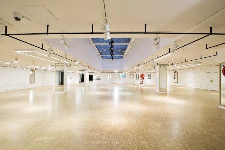 Brilliant Showroom Near Trocadéro - Image 1