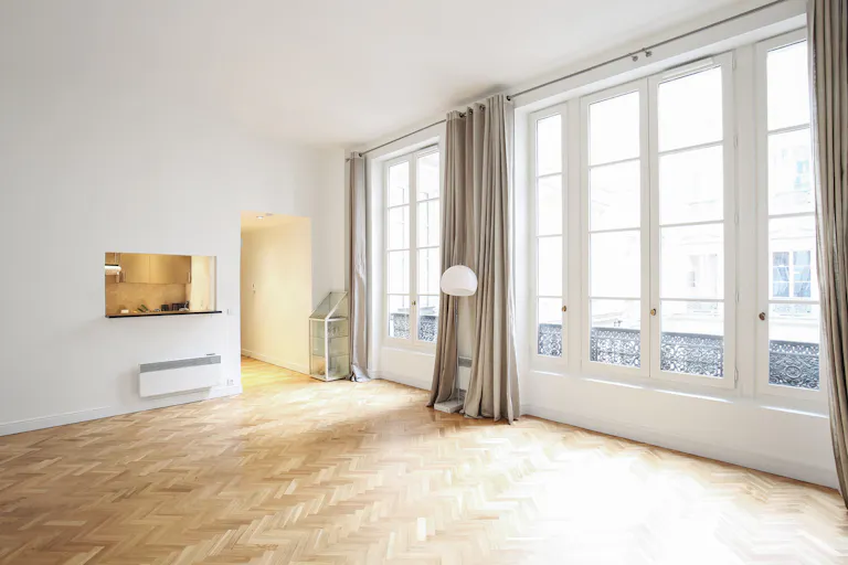Beautiful Opéra Fashion Showroom - Image 0